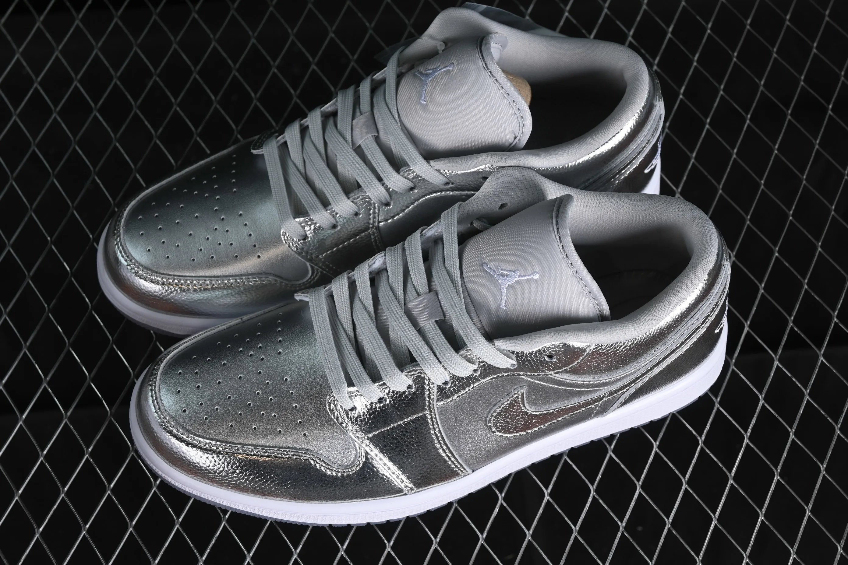 All categories Air Jordan Jordan series basketball shoes Air Jordan 1 Low Z version Air Jordan 1 Low "Metallic Silver" AJ1 Joe 1 liquid silver low-top cultural casual sneakers FN5030-001